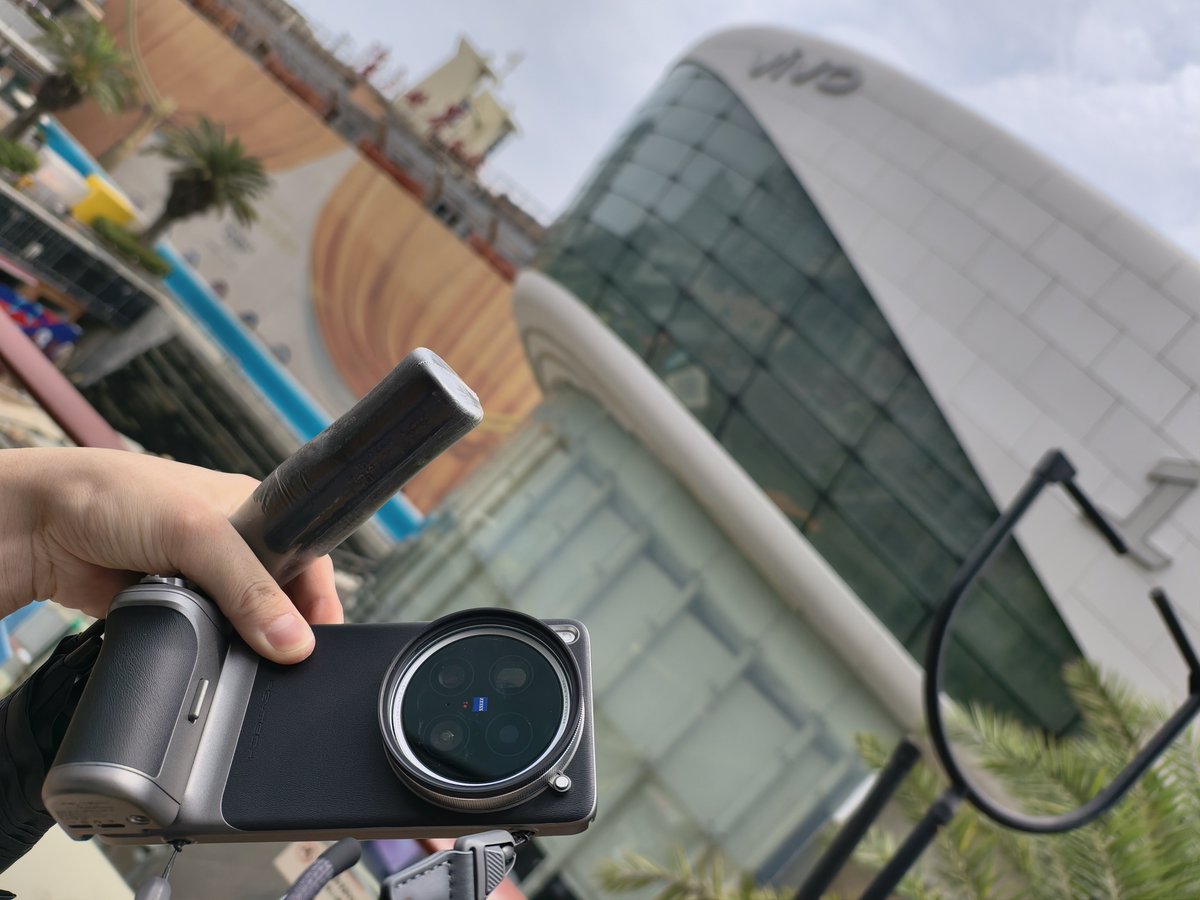 Thi_480's tweet photo. 中国 深センの海上世界にあるVIVOの旗艦店でVIVO X200 Ultra 買いました！
カメラキットも同時に購入できました。
カメラキットがとっても使いやすくて、買った直後からいっぱい使ってます。 https://t.co/7MJuHArmdw