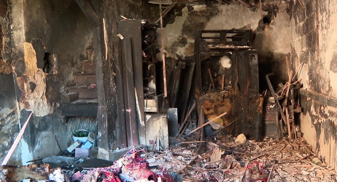 Bellême, petit village tranquille de 1.500 habitants..
Ravagé dans la nuit..
Des voitures retournées, des vitrines brisées, des incendies volontaires et de nombreuses dégradations..
Silence médiatique..
Trop campagnards, trop blancs, trop français sûrement.
#GGRMC #Hdpros