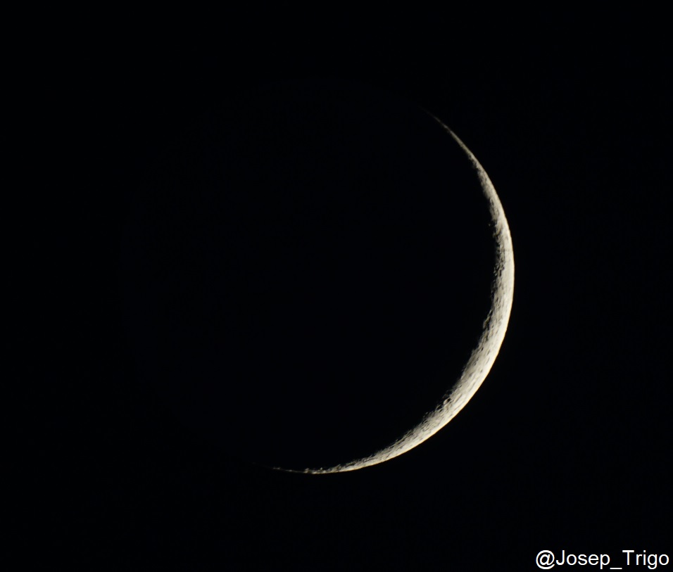 LA #LLUNA BEN JOVENETA AHIR enregistrada amb la càmera Schmidt-Right amb diverses exposicions. Encara amb aquesta geometria deixa entreveure  cràters d'impacte. Sabíeu que fem servir zircons per datar la formació de la seva escorça? Ho teniu a <a href="/Divul_cat/">Divulcat</a>
📔enciclopedia.cat/divulcat/Dimin…