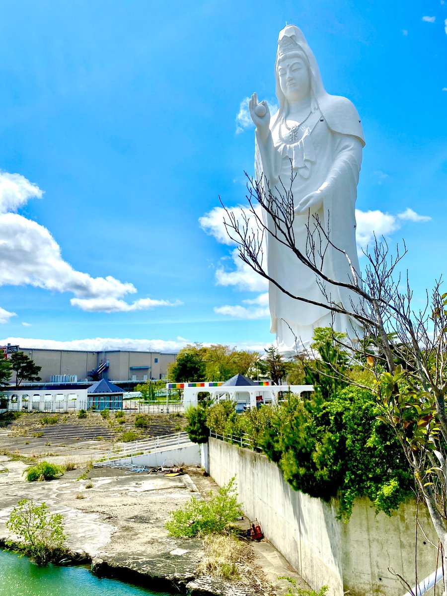 「仙台大観音到着! 合成かの様な、異様な大きさ 胎内には108の仏 雰囲気がめちゃ」|水村友哉★体験談漫画連載中/隣の晩怖談のイラスト
