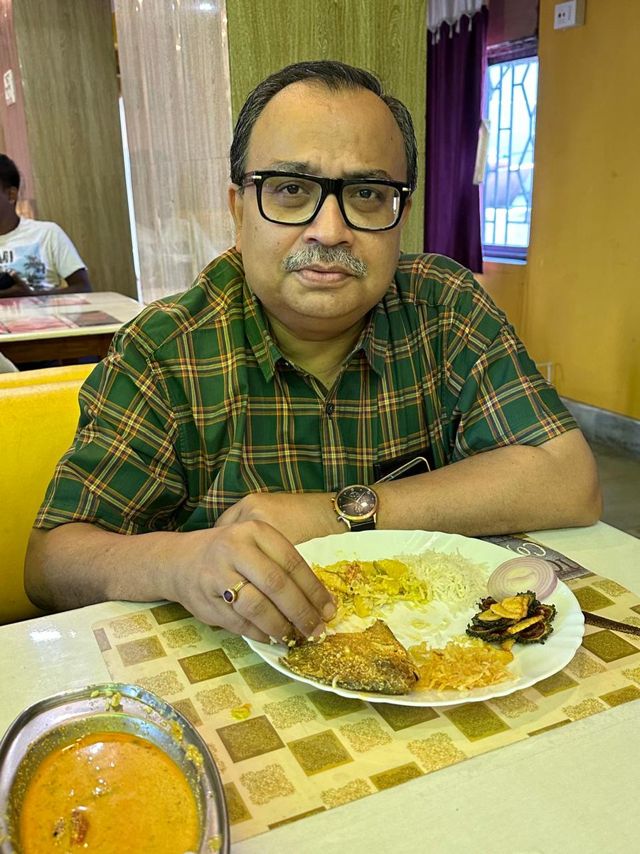 KunalGhoshAgain's tweet photo. সিপিএম ও গণশক্তির জন্য:
বুধবার, এখন দিঘাতে লাঞ্চ। পমফ্রেট মাছসহ।

আপনাদের কুৎসা: এখানে আমিষ বন্ধ ও মুসলমানদের বেরনো নিষিদ্ধ, মানুষ হাসছেন।

কোনো কোনো সমিতি ও সংস্থা আবেদন করেছেন জগন্নাথদেবের মন্দির উদ্বোধন বলে নিরামিষ খান। এটা স্বাভাবিক। অনেকেই নিরামিষ খাচ্ছেন। কিন্তু, যাঁরা আমিষ খেতে চাইছেন, তাঁদের জন্য কোনো বাধা নে���। কেউ কিছু চাপিয়ে দিচ্ছে না।
 আর হ্যাঁ, হিন্দু, মুসলমান, খৃস্টানসহ দিঘা পর্যটনে, রাস্তায়, সাগরতটে সবাই রয়েছেন। খেজুরির যুবনেতা জালালের সঙ্গে আমিই তো রাতে রাস্তায় আড্ডা মারলাম, চা খেলাম। আরও পরিচিত মুসলমান রয়েছেন। কারা বলছে দিঘায় মুসলমানদের বেরনো বারণ?
সিপিএম এখন হতাশার বিষ ছড়াতে মরিয়া।
ছবি তুলে দিলেন জয়ন্ত ঘোষাল দাদা।