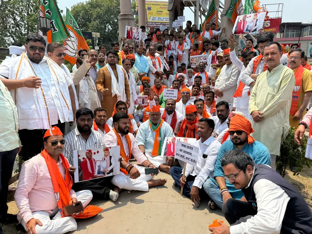 SatvikBjp's tweet photo. आज जिला मुख्यालय अम्बेडकर पार्क में समाजवादी पार्टी के राष्ट्रीय अध्यक्ष अखिलेश यादव जी ने अपनी तुलना संविधान निर्माता बाबा साहब जी से किया जो दलित समाज का अपमान है यह करने के सन्दर्भ में सपा मुखिया अखिलेश यादव के विरोध में विशाल धरना प्रदर्शन कर जिला प्रशासन को ज्ञापन सौंपा गया https://t.co/hirnjgiLd3