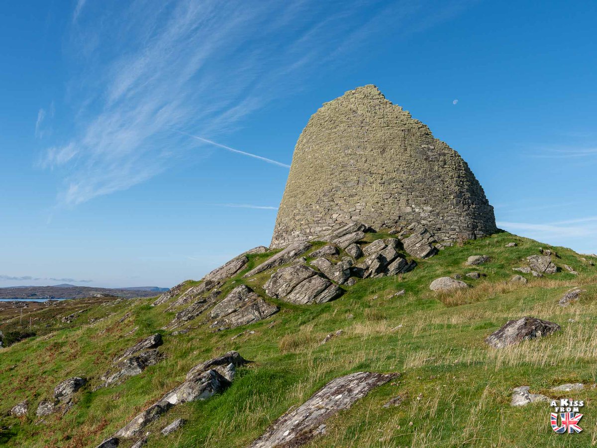 Dun Carloway sur l'île de Lewis : bien plus qu'une simple pile de pierres !🏴󠁧󠁢󠁳󠁣󠁴󠁿

Cette tour ronde de l'âge du fer écossais construite sans mortier, qu'on appelle broch, témoigne d'une ingénierie ancienne remarquable. 

➕ akissfromuk.com/visiter-ile-le…

#visitscotland