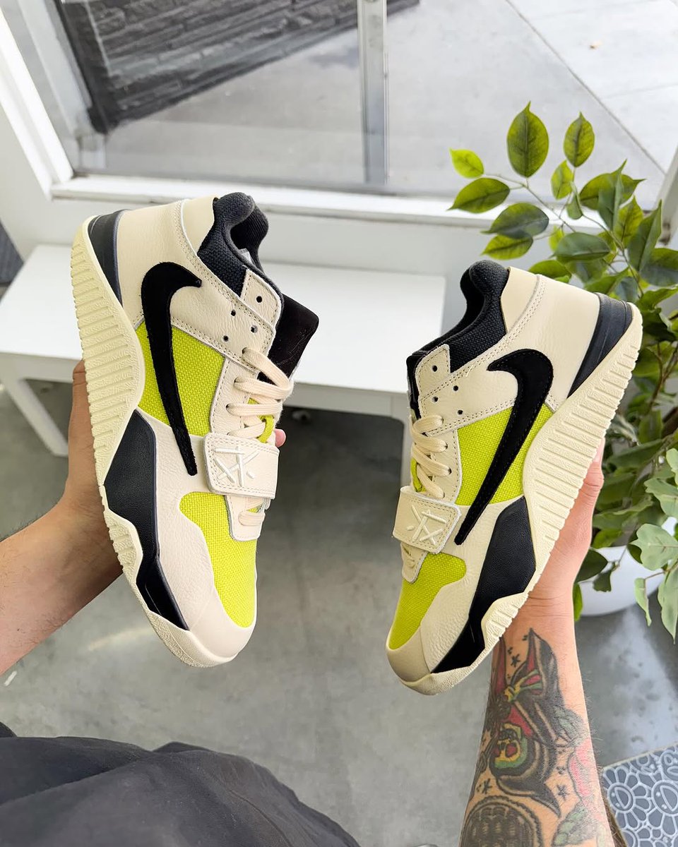 JustFreshKicks tweet media