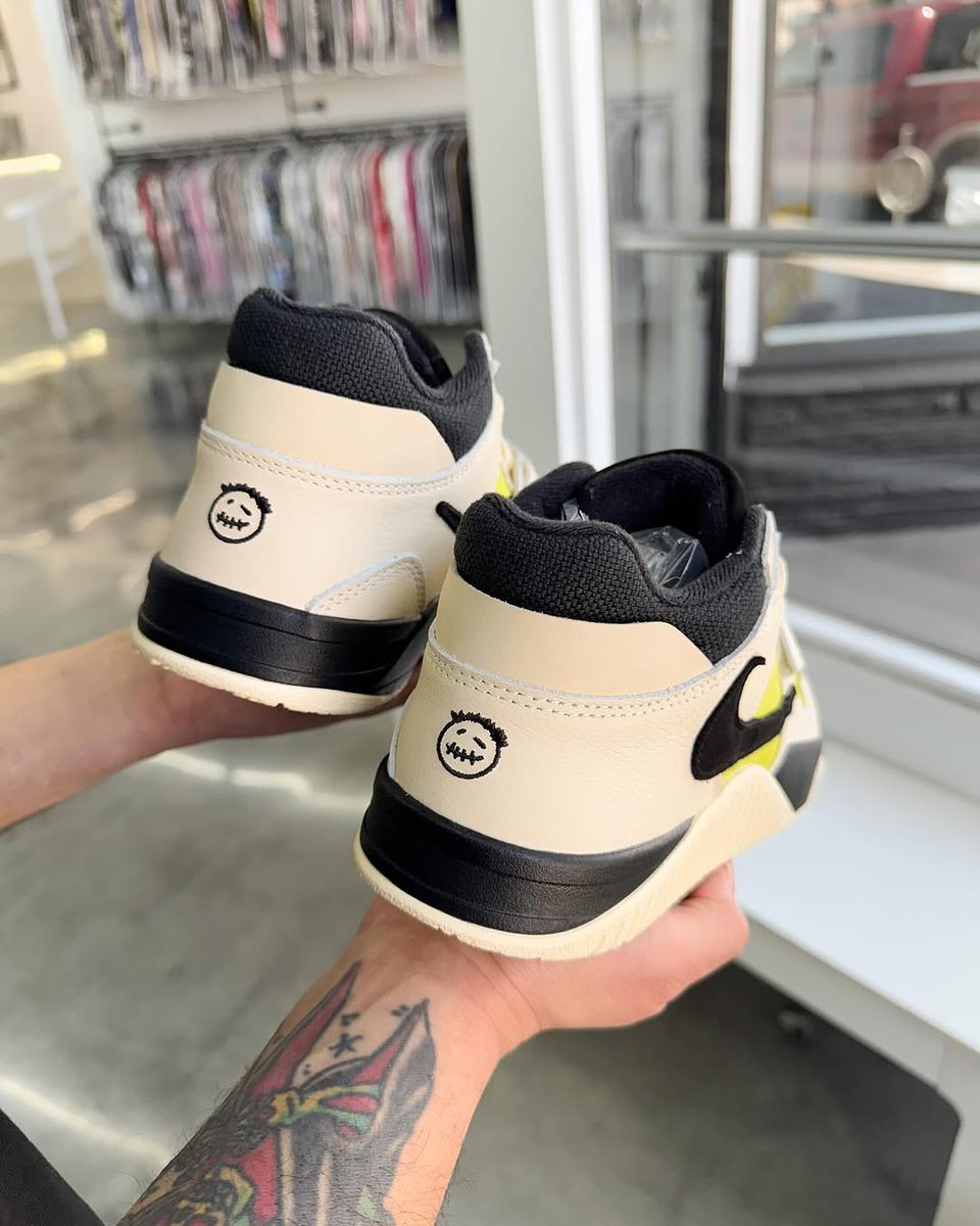 JustFreshKicks tweet media