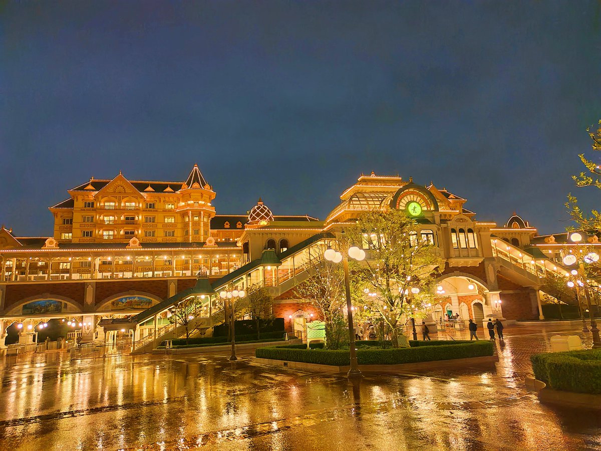 timeinquirer612's tweet photo. 夜のディズニー雨にも負けず
閉園間近の名残惜しさわかりますか？
#写真好きな人と繋がりたい 
#ディズニー好きな人と繋がりたい 
#東京ディズニーリゾート 
#東京ディズニーランド https://t.co/HtYuziN6Tt