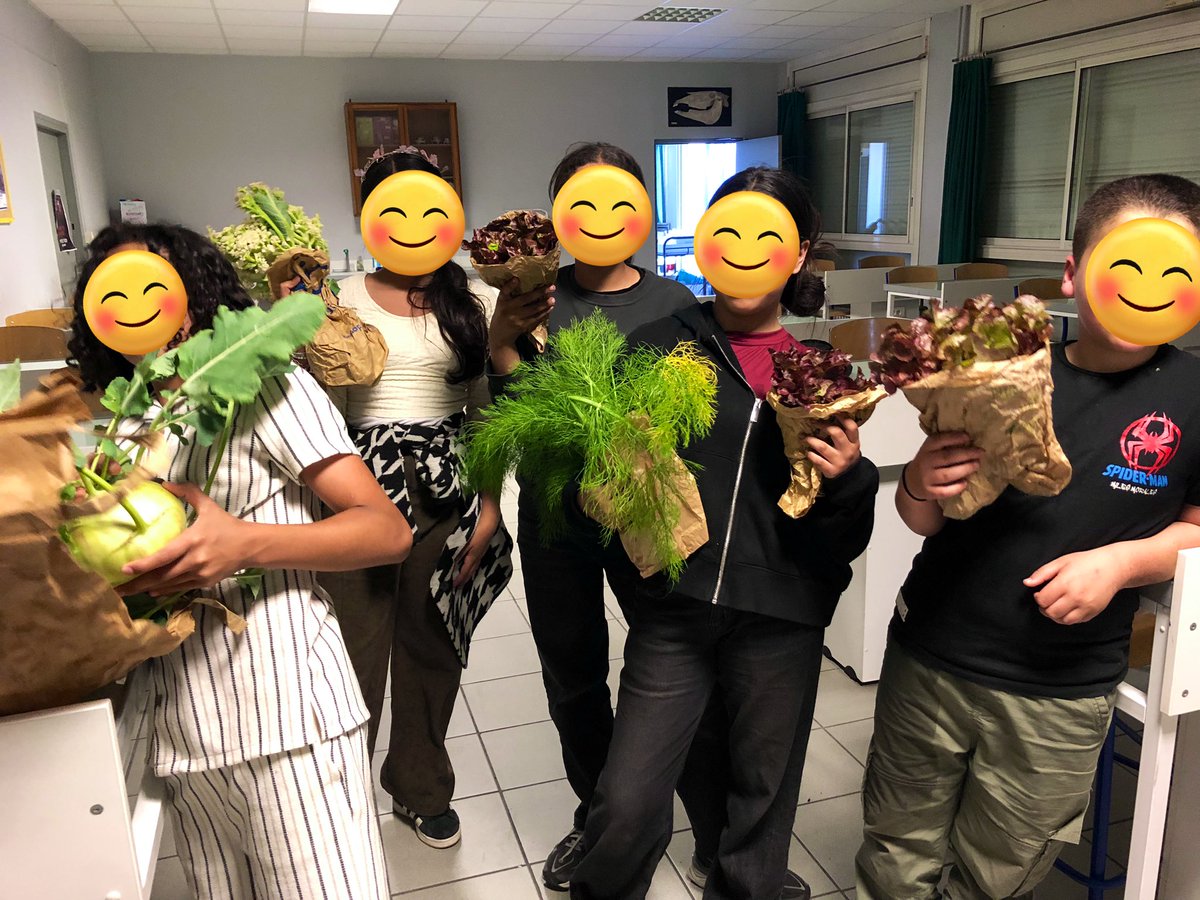 Clg_Ferry13_EDD's tweet photo. Des nouvelles du jardin du collège !
Cette semaine, récolte généreuse : fèves, fenouils, choux-raves, choux-fleurs et salades ! On a aussi mis en terre des oyas pour mieux arroser. Bravo aux élèves jardiniers ! #JardinPédagogique #CollègeVert #Récolte https://t.co/volp7I33l4