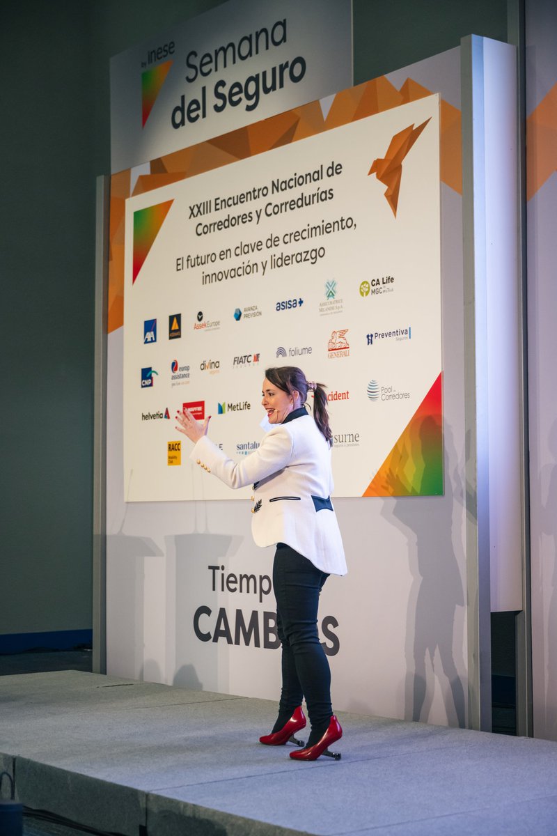 🎤Presentar no es solo dar paso a ponentes ni controlar tiempos.
Presentar es crear una energía.
Es leer la sala, emocionar, conectar.

TIP: antes de hablar en público, pregúntate:
¿Qué quiero hacer sentir?

La técnica se entrena.

#Comunicación #MundoDeValientes