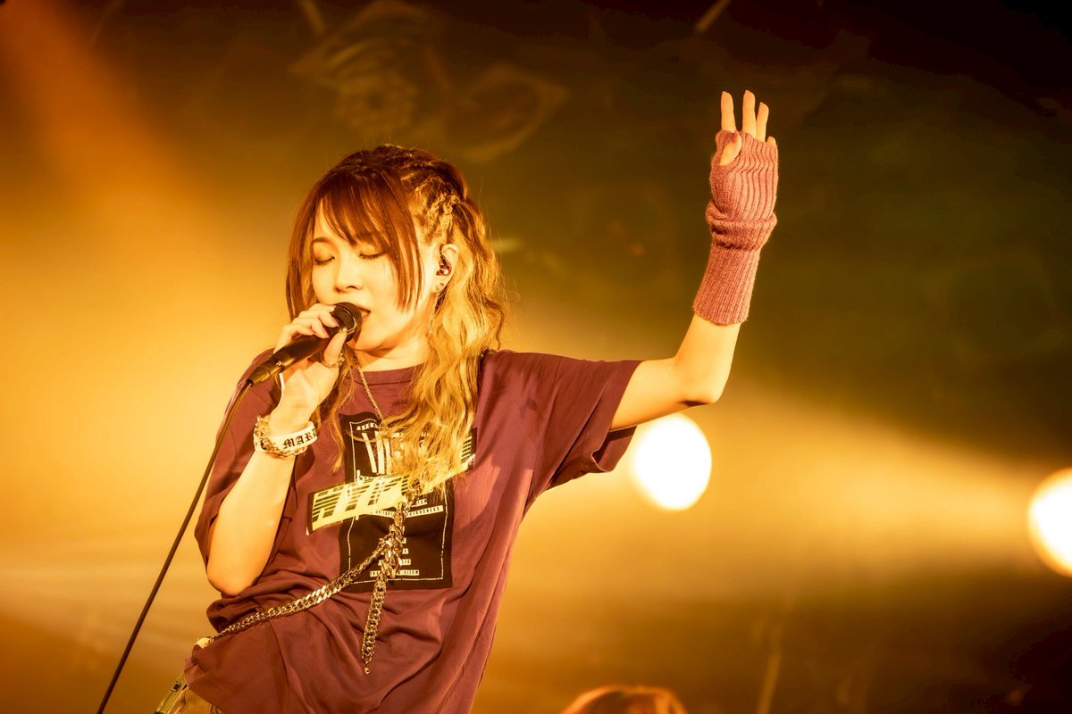 衣装はアー写と同じく10周年を意識して全身Mardelasカラーの紫で🔮
髪型はいつもと少し変えてもらったよ✨
サイドコーンロウ+ゆる波ウェーブ=お気に入り🔥
#Mardelas