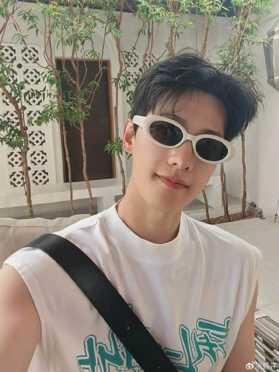 10ปีผ่านไป สกิลเซลฟีพิแกะยังคงเดิม มุมเดิม องศาเดิม😂😂😂 แต่ความหล่อเพิ่มขึ้น