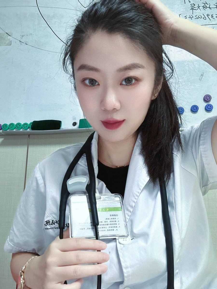 作为一个男科女医生，说自己多清纯是假的，每天上班就是处理无数生殖器，但是真的遇到形状大小满意的说不心动也是假的。

后台私信不要老是发你们的生殖器给我看啦，我见过的比你们还多，真的有粗的大的可以来私信我🙈 https://t.co/xAgOqU0EJU