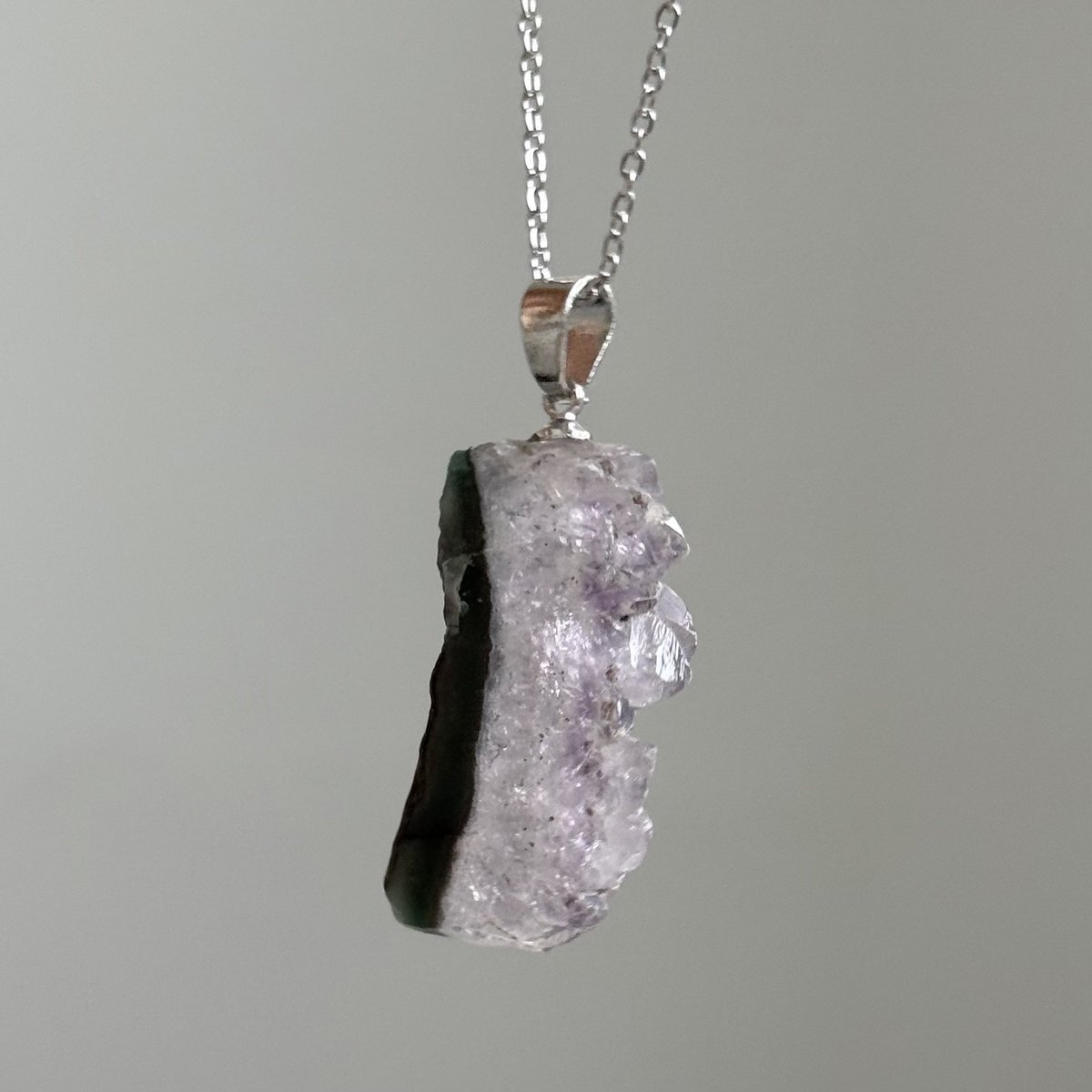 【神秘の紫芽】
紫水晶天然石ペンダント

¥6999
thebase.com/to/item?item_i…

「水晶洞窟で眠っていた無数の結晶の芽——成長を止めた瞬間を、永遠のアクセサリーに封じ込めた」

#airoselect #AIRO #ネックレス #天然石 #パワーストーン #鉱石 #水晶 #ハンドメイド #ハンドメイド好きな人と繋がりたい