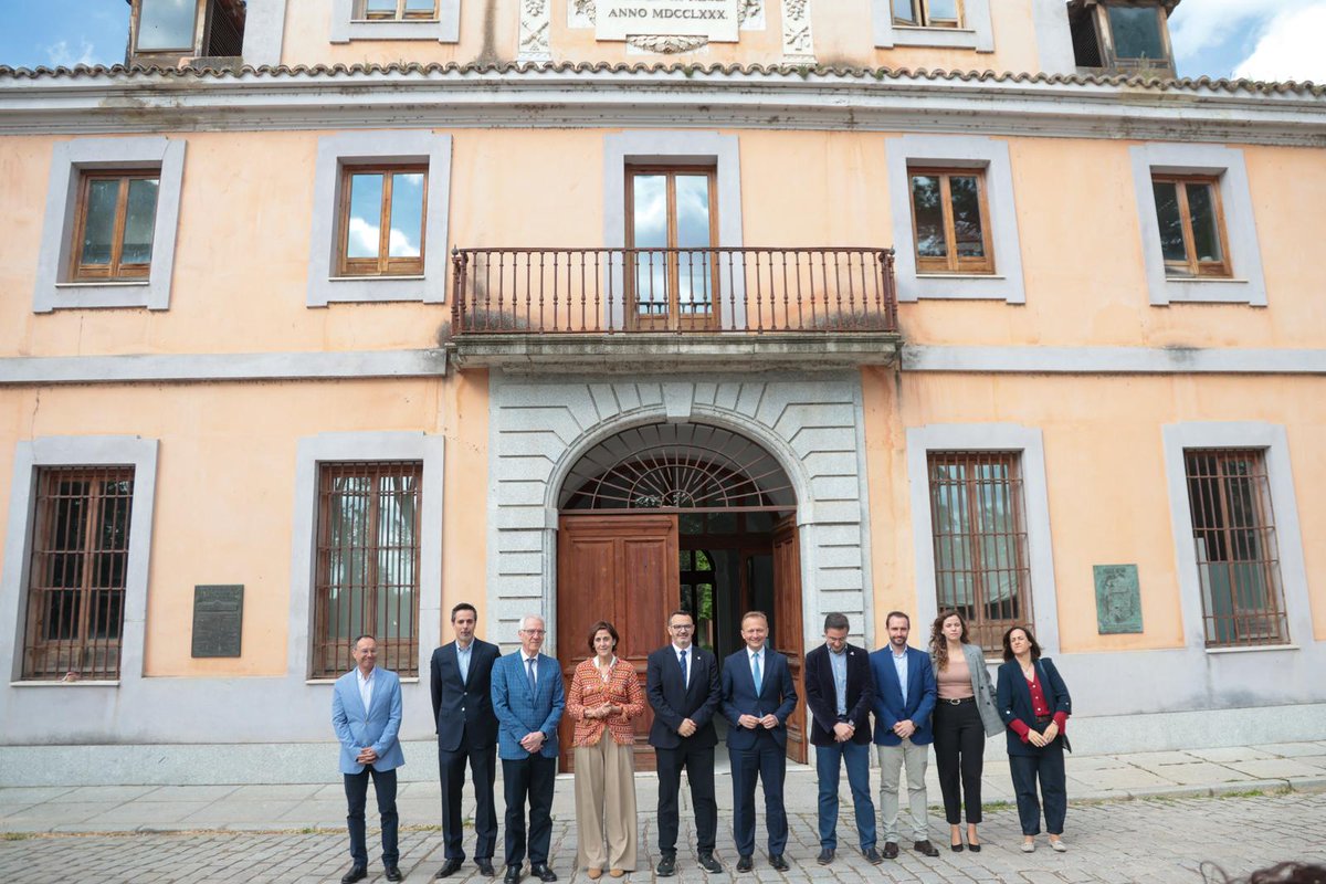 federclm's tweet photo. 🗞️El comisario europeo Piotr Serafin visitó ayer la UCLM en el marco de su Tour d'Europe, donde ha conocido proyectos cofinanciados por FEDER 2021-2027 como la Nave de Espoletas y el Edificio 30, ejemplos de innovación y sostenibilidad

🏛️@uclm_es || @Piotr_Serafin 

#FEDER https://t.co/jmBe9oCq5c