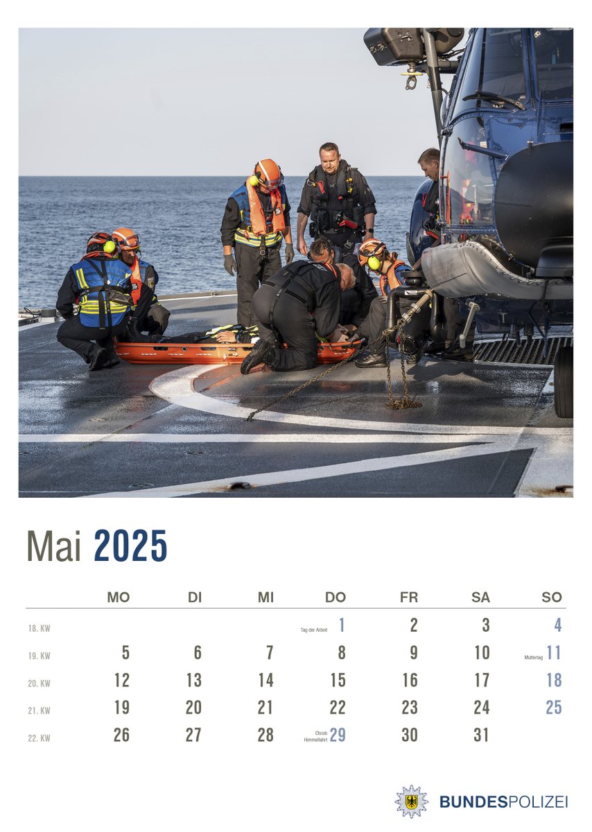 Der Maritime #Kalender der #Bundespolizei.
Kalenderblatt #Mai 2025 zum Ausdrucken.

🖨️ social.bscw.bund.de/pub/bscw.cgi/d…

Wenn Hubschrauber auf den Einsatzschiffen der #BPOL landen braucht es ein eingespieltes Team. Unsere Crew sichert die Helis bei voller Fahrt auf hoher See.