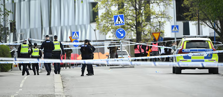 eyes_globe's tweet image. 3 killed in #Uppsala, Sweden, tonight (ages 16-18).

Shooting at “Shalom” salon near Vaksala Square.

Gunman fled on an electric scooter.

#Sweden faces Europe’s highest rate of deadly gang-related gun violence.

Incident occurred before Valborg festival.

#BORSA #España #faucet