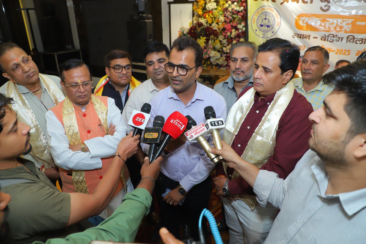 उत्तर प्रदेश युवा व्यापार मंडल ने सेक्टर 51 नोएडा में एक राष्ट्र एक चुनाव कार्यक्रम का आयोजन किया l व्यापार प्रकोष्ठ के अध्यक्ष विनीत अग्रवाल शारदा सांसद डॉक्टर महेश शर्मा जी महानगर अध्यक्ष महेश चौहान जी डॉक्टर पल्लवी शर्माजी अन्य गणमान्य व्यक्तियों ने कार्यक्रम में शिरकत की l
