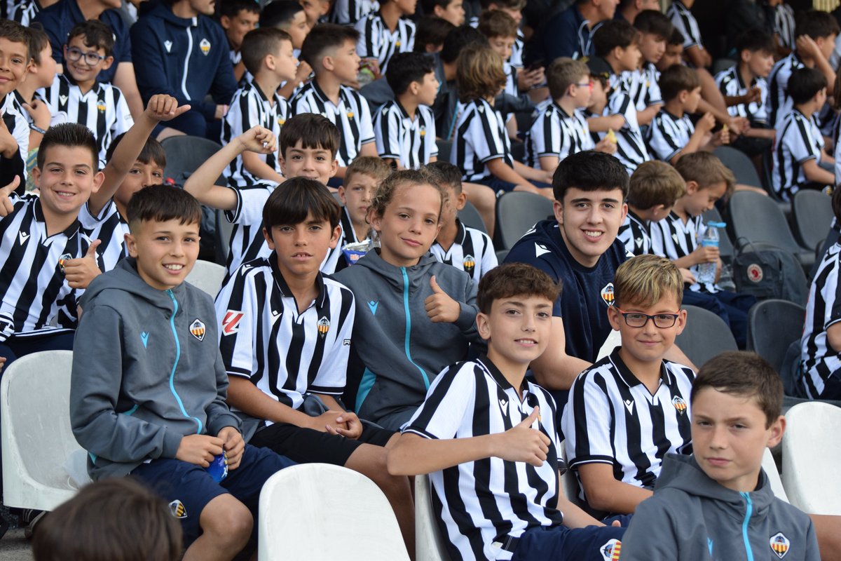 CDCS_Academy's tweet photo. 🥳 ¡Feliz #DiaDelNiño, afición!
💡 Recordad que hoy tenemos el #KidDay en el #SkyFiCastalia🏟️
⚽️ ¡Hay sesión de firmas de jugadores del primer equipo, torneo de FC25, partidos 3x3... y más cosas!
➡️ https://t.co/6vtwKnyGK7
#PPO👂 https://t.co/N3xlFmo85l