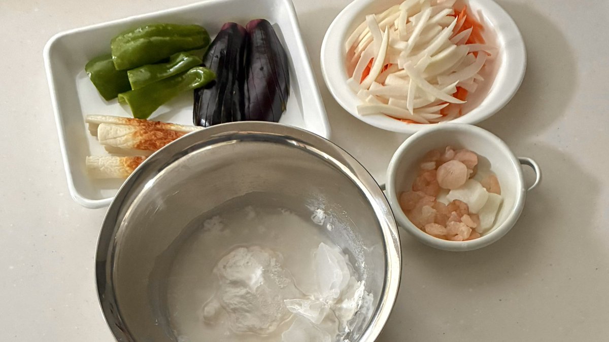 Sakichan1230's tweet photo. 油使用しないでオーブンで米粉天ぷら🍤
オーブンおまかせでほったらかしとけばいいし、ヘルシーすぎる！！！ https://t.co/2fVyJhtkbj