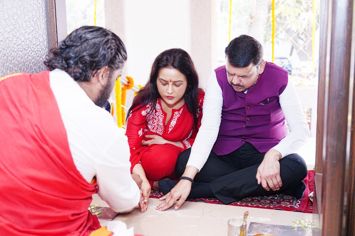 AMRUTA FADNAVIS (@fadnavis_amruta) on Twitter photo рд╕рд░реНрд╡рд╛рдВрдирд╛ рдЕрдХреНрд╖рдп рддреГрддреАрдпреЗрдирд┐рдорд┐рддреНрдд рд╣рд╛рд░реНрджрд┐рдХ рд╢реБрднреЗрдЪреНрдЫрд╛.
рдЖрдЬрдЪреНрдпрд╛ рд╢реБрднрдореБрд╣реВрд░реНрддрд╛рд╡рд░ рд╡рд░реНрд╖рд╛ рдпрд╛ рдирд┐рд╡рд╛рд╕рд╕реНрдерд╛рдиреА рдЖрдореНрд╣реА рдЫреЛрдЯреАрд╢реА рдкреВрдЬрд╛ рд╕рдВрдкрдиреНрди рдХрд░реАрдд рдЧреГрд╣рдкреНрд░рд╡реЗрд╢ рдХреЗрд▓рд╛.
рдЖрдЬрдЪреНрдпрд╛ рджрд┐рд╡рд╢реАрдЪреА рдЖрдгрдЦреА рдПрдХ рдЕрддреНрдпрдВрдд рдЖрдирдВрджрд╛рдЪреА рдмрд╛рддрдореА рдЖрдкрд▓реНрдпрд╛ рд╕рд░реНрд╡рд╛рдВрдирд╛ рд╕рд╛рдВрдЧрддрд╛рдирд╛ рдорди рдЦреБрд╢реАрдиреЗ рднрд░реВрди рдЧреЗрд▓рдВрдп, рдЖрдордЪреА рд╕реБрдХрдиреНрдпрд╛ рджрд┐рд╡рд┐рдЬрд╛ рд╣реА резрежрд╡реА рдЪреНрдпрд╛ рдмреЛрд░реНрдб рдкрд░реАрдХреНрд╖реЗрдд репреи.ремреж рд╕рд░реНрд╡рд╛рдВрдирд╛ рдЕрдХреНрд╖рдп рддреГрддреАрдпреЗрдирд┐рдорд┐рддреНрдд рд╣рд╛рд░реНрджрд┐рдХ рд╢реБрднреЗрдЪреНрдЫрд╛.
рдЖрдЬрдЪреНрдпрд╛ рд╢реБрднрдореБрд╣реВрд░реНрддрд╛рд╡рд░ рд╡рд░реНрд╖рд╛ рдпрд╛ рдирд┐рд╡рд╛рд╕рд╕реНрдерд╛рдиреА рдЖрдореНрд╣реА рдЫреЛрдЯреАрд╢реА рдкреВрдЬрд╛ рд╕рдВрдкрдиреНрди рдХрд░реАрдд рдЧреГрд╣рдкреНрд░рд╡реЗрд╢ рдХреЗрд▓рд╛.
рдЖрдЬрдЪреНрдпрд╛ рджрд┐рд╡рд╢реАрдЪреА рдЖрдгрдЦреА рдПрдХ рдЕрддреНрдпрдВрдд рдЖрдирдВрджрд╛рдЪреА рдмрд╛рддрдореА рдЖрдкрд▓реНрдпрд╛ рд╕рд░реНрд╡рд╛рдВрдирд╛ рд╕рд╛рдВрдЧрддрд╛рдирд╛ рдорди рдЦреБрд╢реАрдиреЗ рднрд░реВрди рдЧреЗрд▓рдВрдп, рдЖрдордЪреА рд╕реБрдХрдиреНрдпрд╛ рджрд┐рд╡рд┐рдЬрд╛ рд╣реА резрежрд╡реА рдЪреНрдпрд╛ рдмреЛрд░реНрдб рдкрд░реАрдХреНрд╖реЗрдд репреи.ремреж