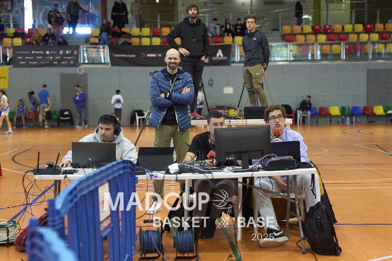 Esteban Novillo (@estebannovillo) on Twitter photo 📺🏀🎤 Un placer haber formado parte de la MadcupBasket comentando los partidos para MadCupTV, tanto de categoría masculina como femenina.
Gracias a todos los que lo han hecho posible 👏🏼
📸 <a href="/MadcupBasket/">MADCUP BASKET</a> 📺🏀🎤 Un placer haber formado parte de la MadcupBasket comentando los partidos para MadCupTV, tanto de categoría masculina como femenina.
Gracias a todos los que lo han hecho posible 👏🏼
📸 <a href="/MadcupBasket/">MADCUP BASKET</a>