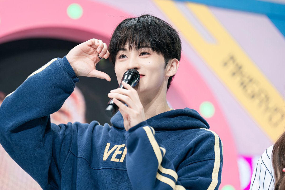 ❤250420 인기가요 #미션포토

🐯마크🐯를 사랑하는 1999가지 이유📑
1. 마크니까💚
2. 마크라서💚
3. 얼굴이 기~가 막혀서💚
.
.
1999. 마지막 이유는 여기서 공개🔽

MORE🔗programs.sbs.co.kr/enter/gayo/vis…

#인기가요 #Inkigayo #마크 #MARK #MARK_1999 <a href="/NCTsmtown/">NCT</a> <a href="/NCTsmtown_127/">NCT 127</a> <a href="/NCTsmtown_DREAM/">NCT DREAM</a>