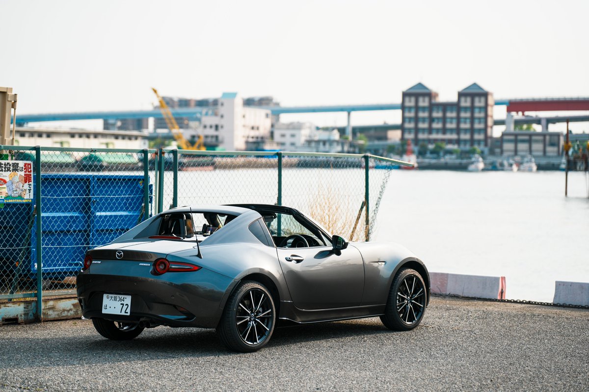 72t_u's tweet image. 【ご報告】
𝙈𝘼𝙕𝘿𝘼 𝙍𝙊𝘼𝘿𝙎𝙏𝘼𝙍 𝙍𝙁（𝟲𝙈𝙏）
𝑴𝑨𝑪𝑯𝑰𝑵𝑬 𝑮𝑹𝑨𝒀 𝑷𝑹𝑬𝑴𝑰𝑼𝑴 𝑴𝑬𝑻𝑨𝑳𝑳𝑰𝑪

納車されました‼️‼️‼️
NDERC（AT）→NDERE（MT）へ乗り換えとなります。
念願のMT、上手く乗りこなせるよう頑張ります💪
 #ロードスター #納車
#ロードスター乗りと繋がろう2025春