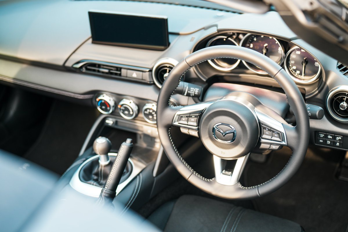 72t_u's tweet image. 【ご報告】
𝙈𝘼𝙕𝘿𝘼 𝙍𝙊𝘼𝘿𝙎𝙏𝘼𝙍 𝙍𝙁（𝟲𝙈𝙏）
𝑴𝑨𝑪𝑯𝑰𝑵𝑬 𝑮𝑹𝑨𝒀 𝑷𝑹𝑬𝑴𝑰𝑼𝑴 𝑴𝑬𝑻𝑨𝑳𝑳𝑰𝑪

納車されました‼️‼️‼️
NDERC（AT）→NDERE（MT）へ乗り換えとなります。
念願のMT、上手く乗りこなせるよう頑張ります💪
 #ロードスター #納車
#ロードスター乗りと繋がろう2025春