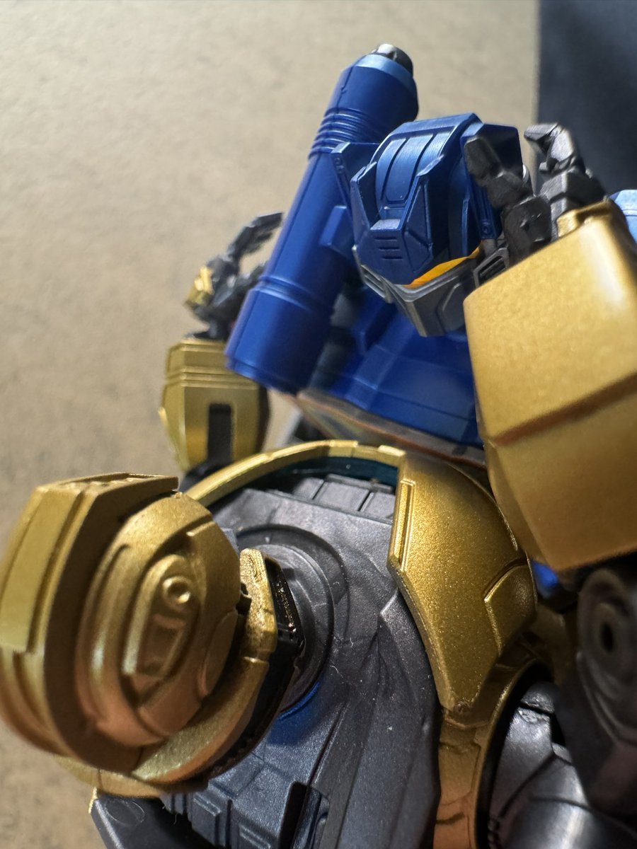 AyoHowsItGoing_'s tweet photo. He is strong 👀🤌🤌

#soundbee #tfsoundwave #tfbumblebee #tfone #transformers

Tbh blokees’ Bee is sooo chunky 😭😭 He’s easy take pictures in his own, but once he’s with others, there’s no way to make Bee appear smaller than them. https://t.co/ON4eI72oIY