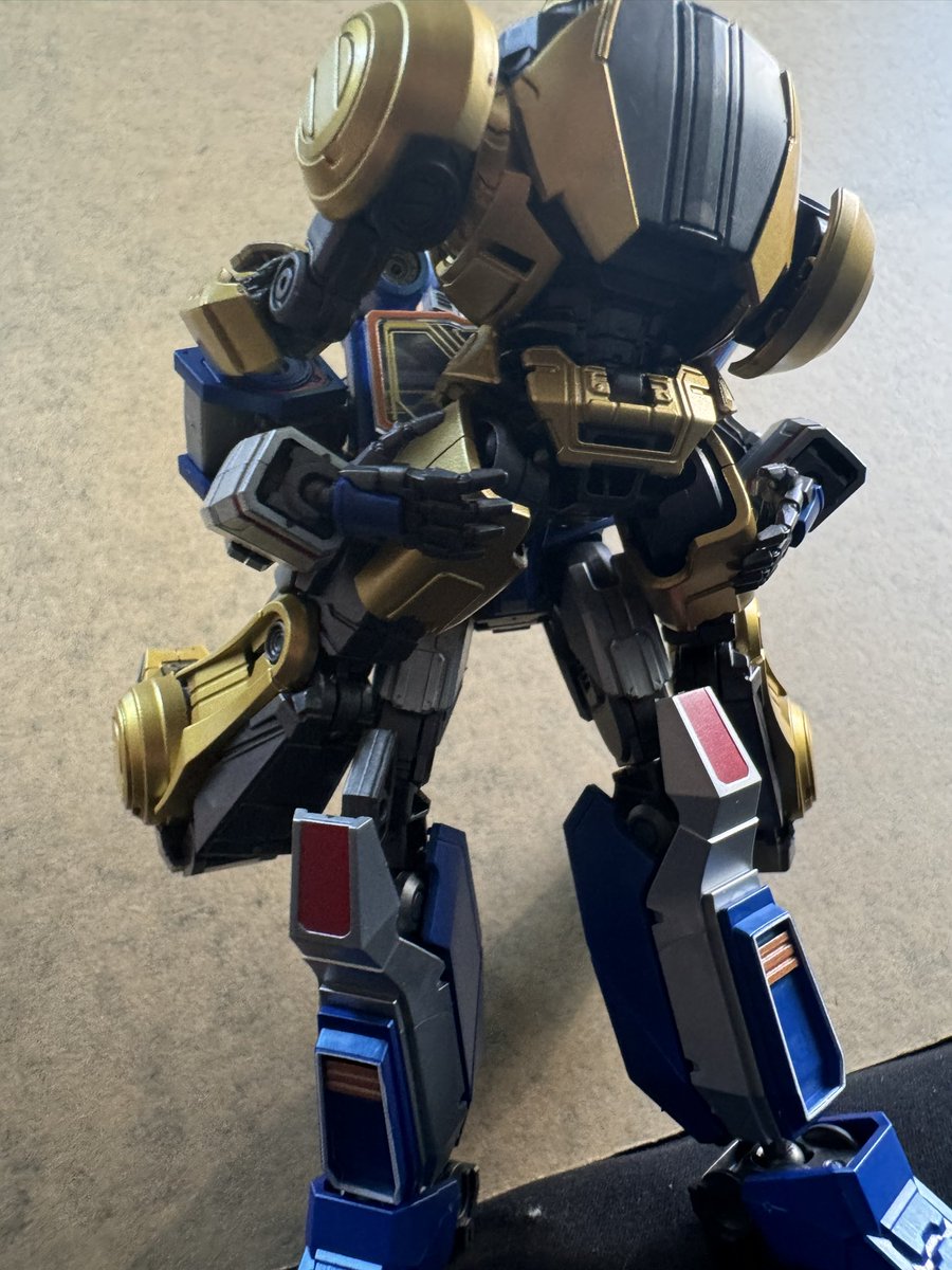AyoHowsItGoing_'s tweet photo. He is strong 👀🤌🤌

#soundbee #tfsoundwave #tfbumblebee #tfone #transformers

Tbh blokees’ Bee is sooo chunky 😭😭 He’s easy take pictures in his own, but once he’s with others, there’s no way to make Bee appear smaller than them. https://t.co/ON4eI72oIY