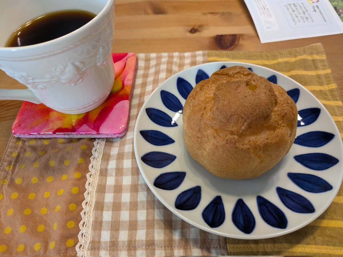 cheesekuma's tweet photo. 連休の谷間？やることいっぱいあるのになんか気がのらず。気分転換に、コーヒー豆挽いて淹れて。パートナーさんみたいにはうまく淹れろないけど、豆ガリガリしてるとなんかそれに集中できて良い。月1でいろんなコーヒー豆届くのほんとありがたい。#海の向こうコーヒー https://t.co/tnGeoGBe1l