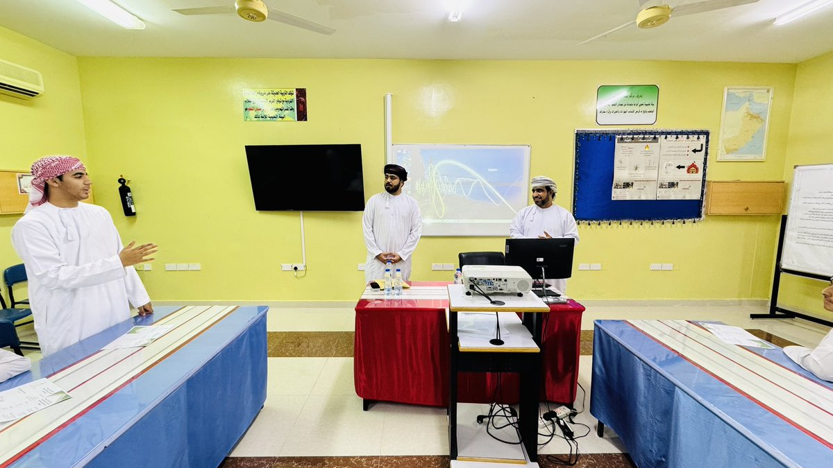 edugovbur7125's tweet photo. استقبلت المدرسة كل من الأفاضل /خليفة العيسائي وعمر القايدي من معهد العلوم الإسلامية بالبريمي اللذين قدّما عرضا تعريفيا لطلبة الصف التاسع عن المعهد ومرفقاته وشروط القبول في المعهد . وقد شهد اللقاء تفاعلًا من الطلبة الذين أبدوا اهتمامهم واستفساراتهم حول الدراسة في المعهد . https://t.co/2KrgVmXbNw