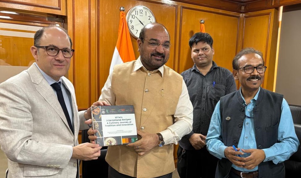 CaucinoMariano's tweet image. Visiting India's Agricultural Research Institute @iaripusa1 to congratulate the newly appointed Dr. M.L. Jat on assuming his role as Director General of ICAR and Secretary of DARE. We reaffirmed our commitment to strengthening collaboration in agricultural research and advancing…