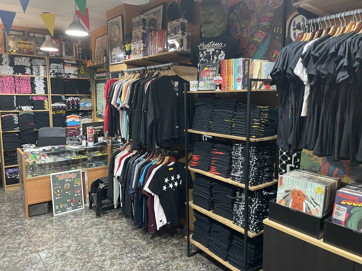 ¡Venga, venga! Ya estamos funcionando y a tope de material.

Os esperamos en la tienda del barrio. 

Bestiarioshop.com

#bestiarioshop #antifa #antifascist #vendedoresdeodio #vallekas