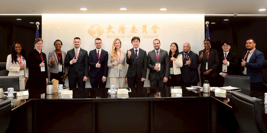 MAC_Taiwan's tweet photo. Dep. Min. Shen welcomed the International Symposium for Young Diplomats to democratic Taiwan🇹🇼. They exchanged views on current global situation & Taiwan Strait, expressing hope for deeper cooperation to jointly become a positive force in the international community. 🌏🌟 #ISYD https://t.co/B8sKQzPiYF