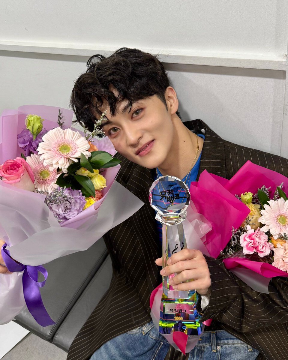 Mark of NCT wins No.1 with ‘1999’ on Music Bank. 🔥🏆