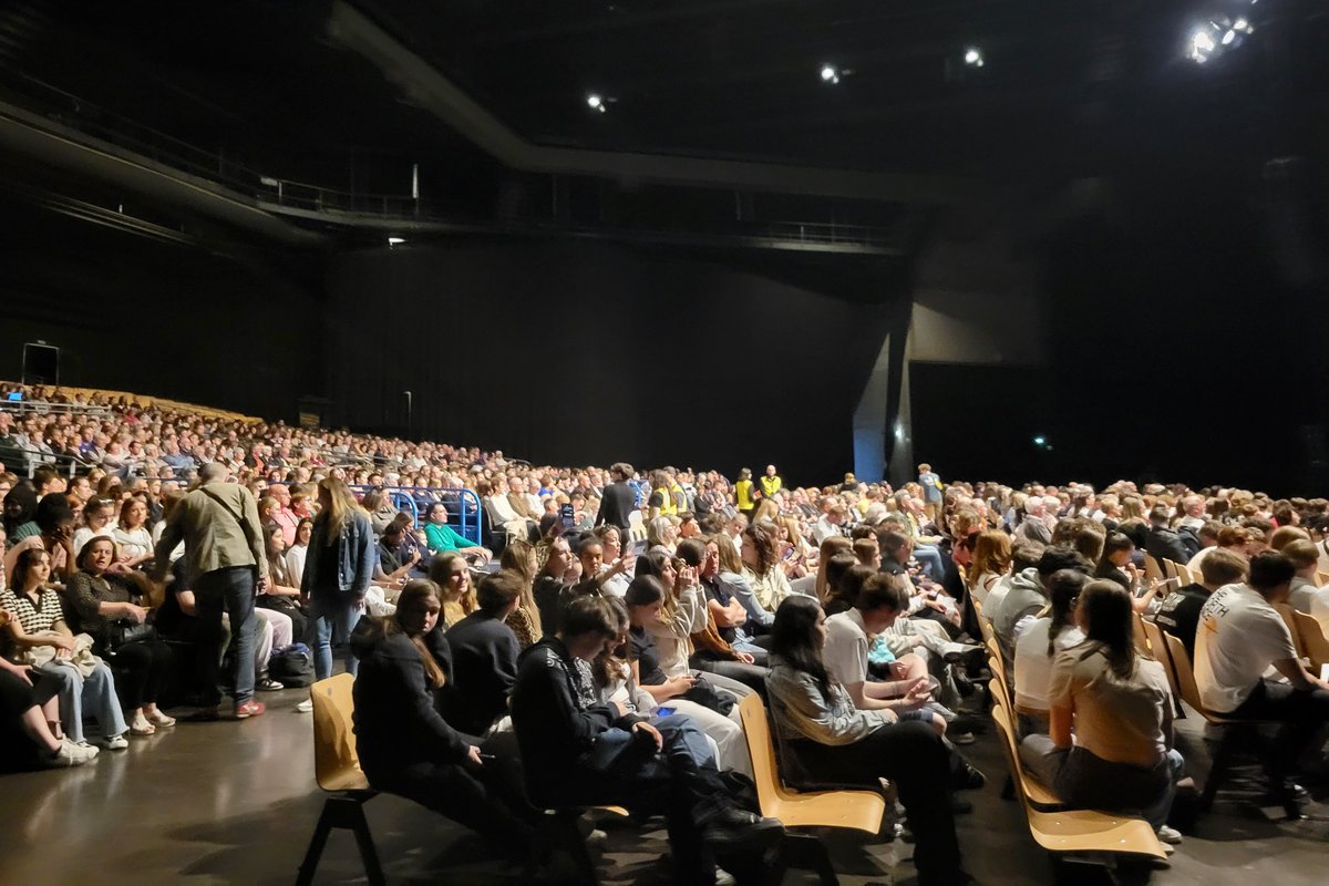 Académie de Nancy-Metz (@acnancymetz) on Twitter photo 🎬 Plus de 1000 élèves de l’<a href="/acnancymetz/">Académie de Nancy-Metz</a> hier soir au <a href="/ZenithdeNancy/">Zenith Grand Nancy</a> pour « D’une Guerre l’Autre »
📽️🎻Un ciné-concert marquant pour les 80 ans de la fin de la Seconde Guerre mondiale mêlant musique, archives et mémoire.
Un grand merci à tous 🙏!
#Mémoire #EAC #Citoyenneté 🎬 Plus de 1000 élèves de l’<a href="/acnancymetz/">Académie de Nancy-Metz</a> hier soir au <a href="/ZenithdeNancy/">Zenith Grand Nancy</a> pour « D’une Guerre l’Autre »
📽️🎻Un ciné-concert marquant pour les 80 ans de la fin de la Seconde Guerre mondiale mêlant musique, archives et mémoire.
Un grand merci à tous 🙏!
#Mémoire #EAC #Citoyenneté