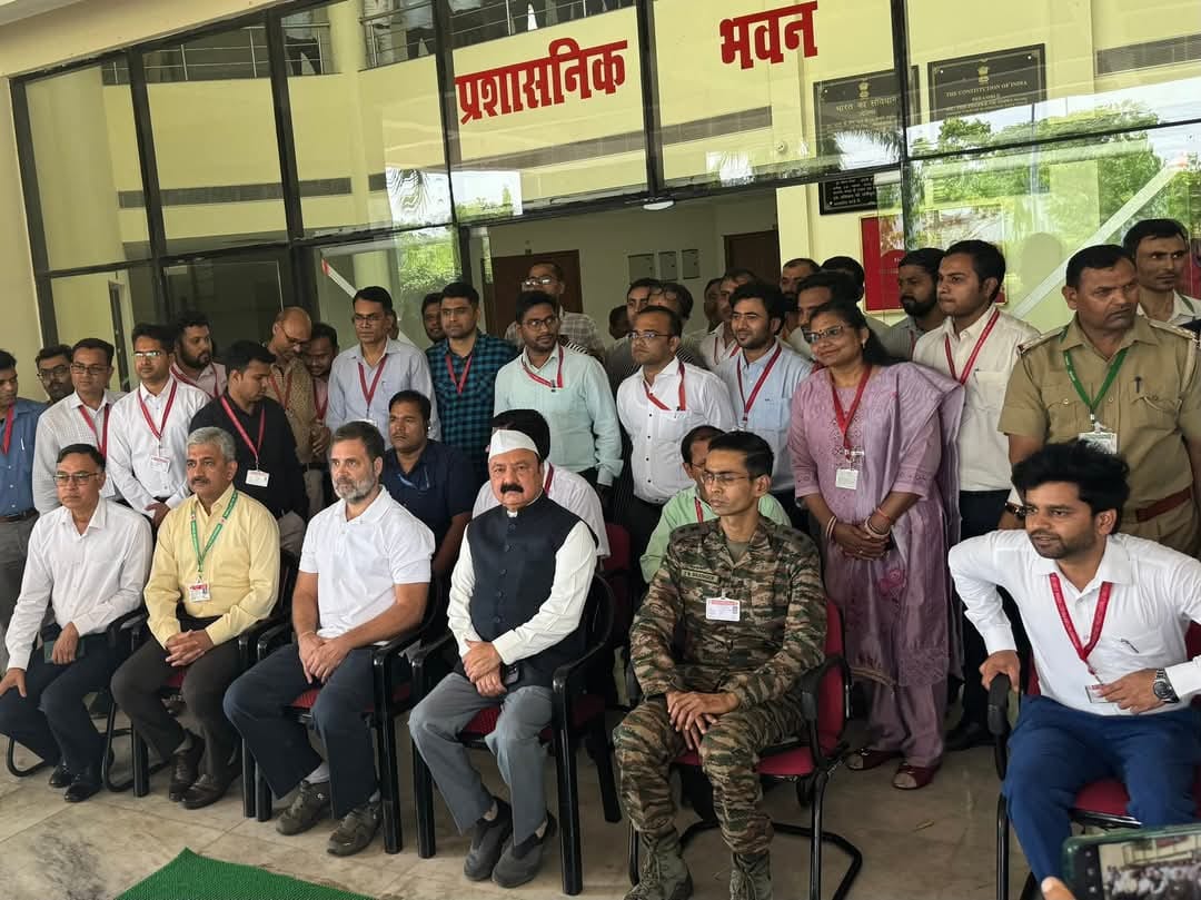 bstvlive's tweet image. अमेठी में राहुल गांधी ने मुंशीगंज इंडो रशियन राइफल फैक्ट्री का निरीक्षण किया। 

इस दौरान उनके साथ सांसद केएल शर्मा भी मौजूद थे। फैक्ट्री कर्मचारियों के साथ राहुल गांधी ने फोटो भी खिंचवाई।

#Amethi #RahulGandhi #FactoryInspection @RahulGandhi @KLSharmaINC