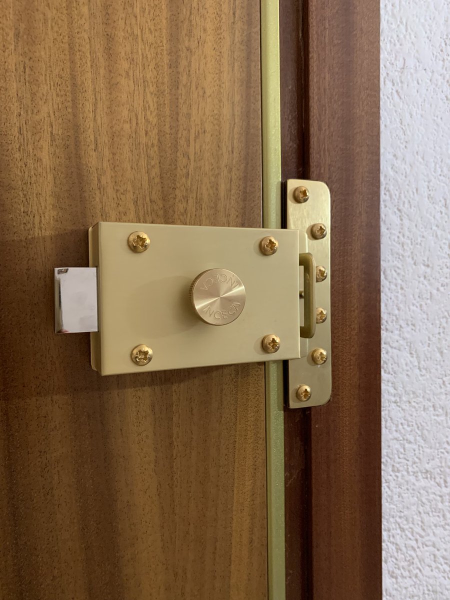 MirasFusters's tweet photo. Sustitución de la puerta blindada de esta vivienda. También se ha instalado una segunda cerradura sobrepuesta interior para mayor seguridad.

#reforma #santcugat #carpinteria #ARCU #cerraduras #mueblesamedida #muebles #fusteria #mueblesdecocina #amedida  #INCECA #rubicity https://t.co/4L2DXdjrNB
