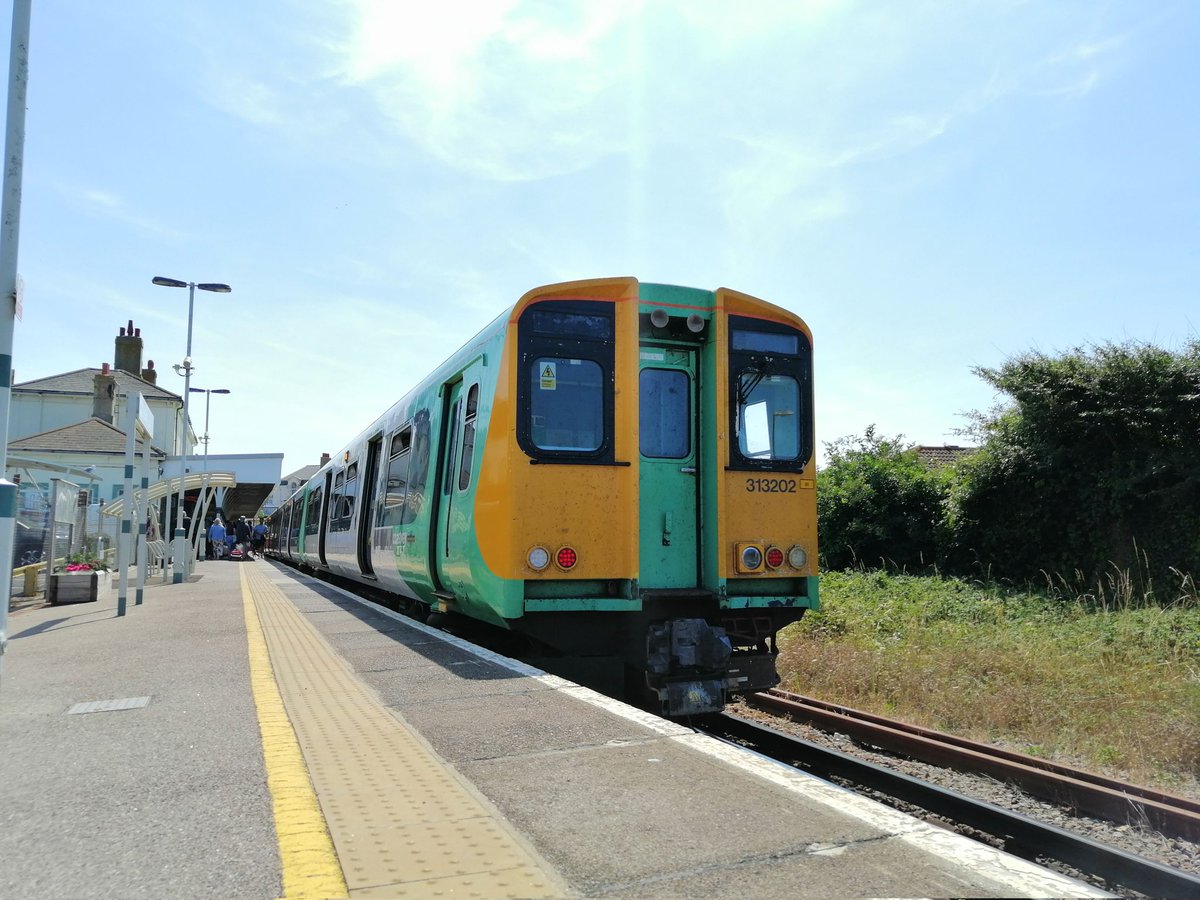 SteelCityDog_'s tweet image. Feels like summer out there right now... So a quick look back to the East Coastway when the funny shitcarts were still kicking around.

@SouthernRailUK Class 313 313202 stands at a gloriously sunny Seaford on the 23rd of July 2022. #Class313