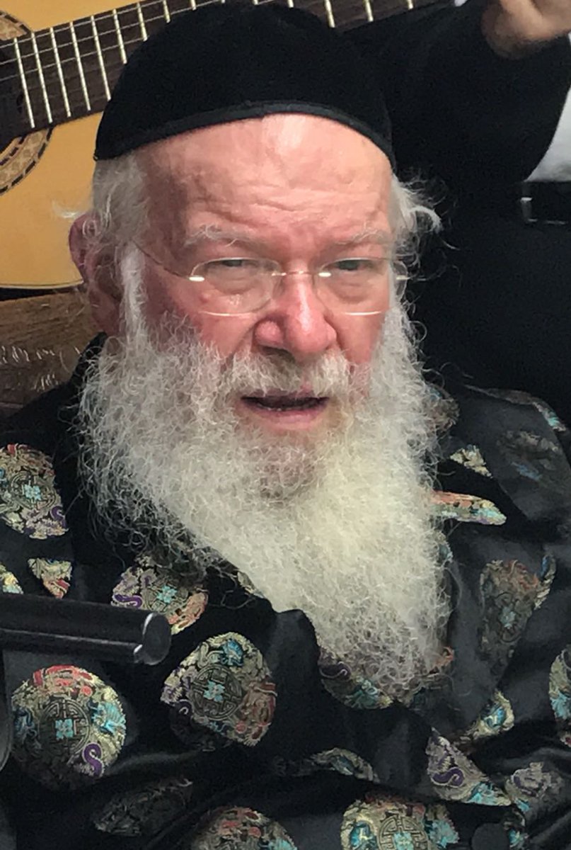 המשגיח הרב חיים וואלקין זצ״ל למד תורה בחדרו.
לפתע נשמעה צפירת יום הזיכרון.
הרב ביקש מתלמידו: ״פתח בבקשה את החלון״.
וכך הסביר בדמעות: ״אני רוצה לשמוע את הצפירה היטב. זהו רגע כל כך כואב עבור אלפי משפחות שכולות. אני מרגיש צורך להשתתף בכאב שלהם״