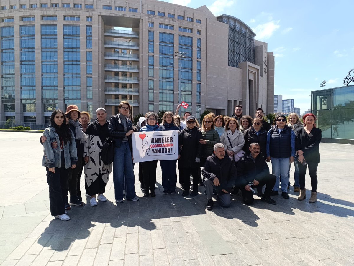 İstanbul Çağlayan Adliyesi 20 AsCM’de ve İzmir Bayraklı’da çocuklarımızın duruşması başladı. Her duruşmada tek bir çocuğumuzu dahi yalnız bırakmayacağız. Hala tutuklu olan, tutuksuz yargılanan, ev hapsi ve adli kontrol şartı verilen #EsilaİçinÇocuklarımızİçinAdalet  istiyoruz.