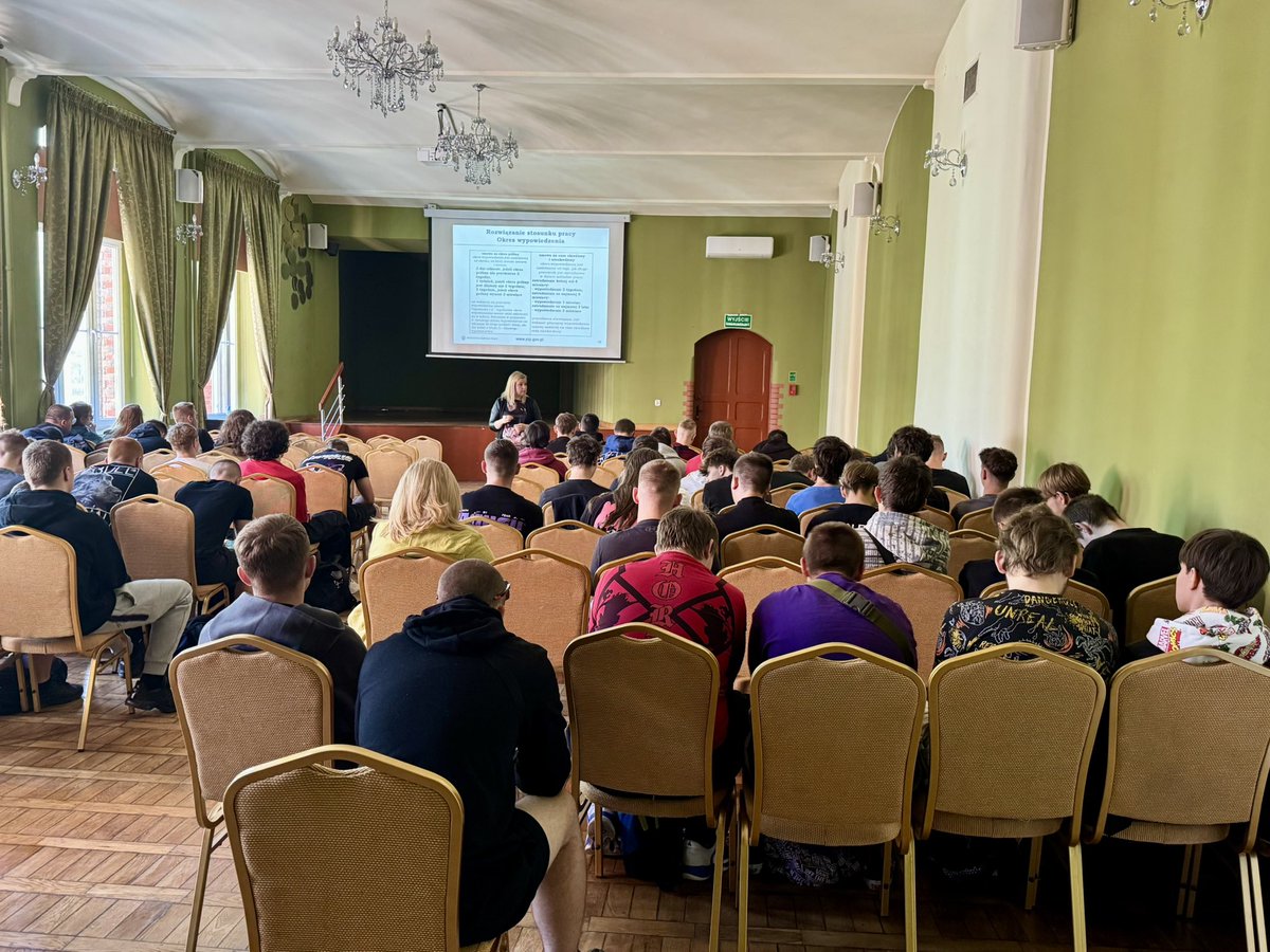 OIP_Wroclaw's tweet photo. Dzisiaj szkolimy uczniów Zespołu Szkół nr 18 we Wrocławiu w ramach programu „Kultura bezpieczeństwa”. Młodzież z zainteresowaniem wysłuchała wykładu, a następnie wzięła udział w warsztatach, podczas których rozwiązywała kazusy z prawa pracy. https://t.co/CCSJsjKAw4