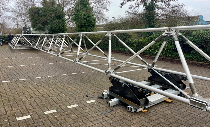 EasiBridge's tweet image. Game-changing innovation;
EB100: “Bridge-in-a-Plank”
MLC40 bridges in 2m, 15kg elements
Transportable in light-trailers
Supported by @DASAccelerator
#Easibridge #GetOverIt
@thinkdefence