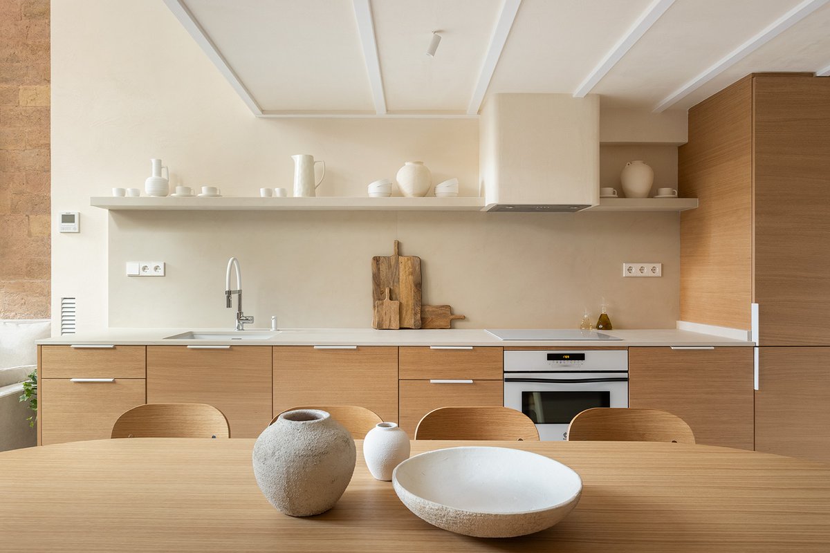 Requisitos de una cocina moderna:
1. Espacios abiertos.
2. Líneas rectas.
3. Uso de materiales nobles como madera.
4. Estilo minimalista.
5. Superficies claras como Dekton Aeris.

Este proyecto de Ruiz Leal Interiorismo y Construcción los reúne todos.

#CosentinoWe