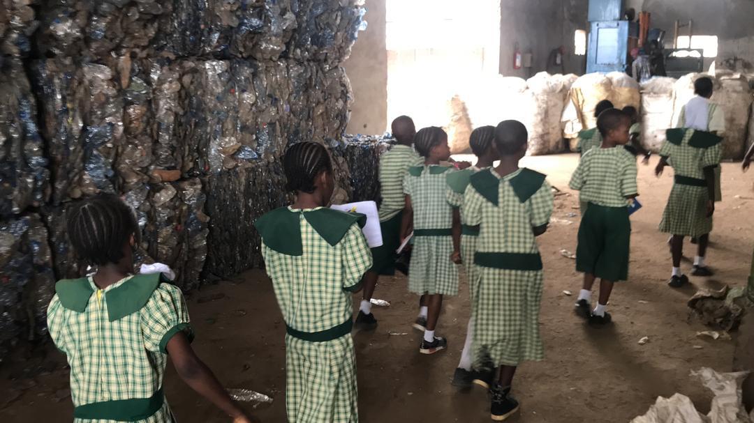 Jdslrecycling's tweet photo. The pupils learned about the recycling process through guided tours and fun, interactive sessions. They explored how waste materials are sorted, processed, and transformed into reusable items. https://t.co/q3uC3HsHrk
