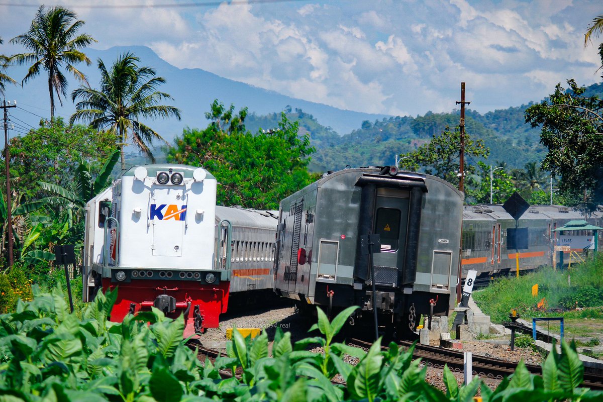 Persilangan Di stasiun Leles 

Pasundan Dan Serayu 
Comuterline Dan Pangandaran 

<a href="/KAI121/">Kereta Api Indonesia</a> <a href="/keretaapikita/">Kereta Api Kita</a> <a href="/argothrottle/">Argo Throttle</a> <a href="/jurnalrailfans/">Jurnal Railfans Media</a> <a href="/semboyan35com/">semboyan35™ Indonesian Railfan</a> <a href="/instrail_id/">Instrail</a> <a href="/garut_railfans/">Garut Railfans</a> <a href="/asmaraism/">Asmara</a> <a href="/mas_didiek/">Didiek Hartantyo</a> <a href="/kabarpenumpang/">KabarPenumpang</a>