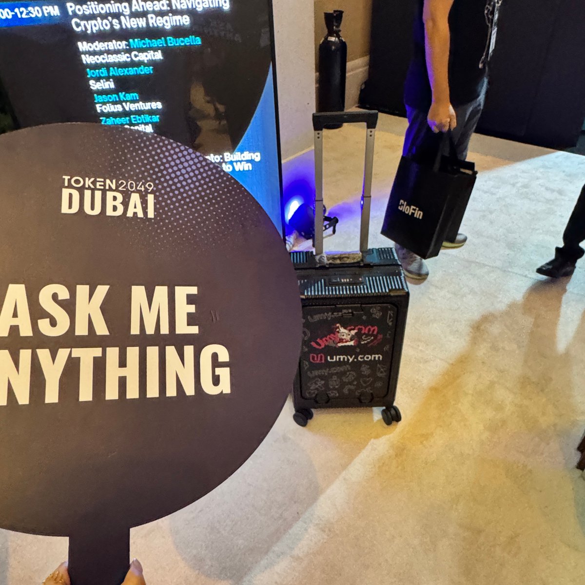 umyCNofficial's tweet photo. https://t.co/7mlMK1UZGz 出现在 #Dubai2049 大会现场！🚀
我们正在展会中探索加密世界的前沿动态，也带上了超亮眼的 #Umy 周边行李箱🧳一起打卡现场📸

下一站会去哪里？又会带来哪些新消息？
欢迎持续关注，我们在路上，永远在构建🧑‍🍳

#UmyInDubai #Web3Travel #CryptoOnTheMove https://t.co/N4kuSCLEbu
