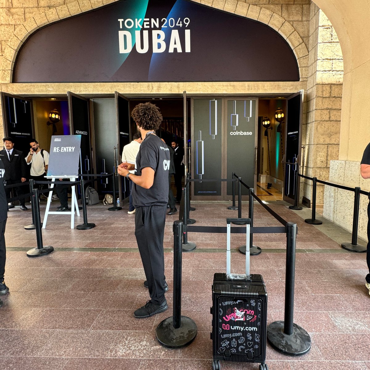 umyCNofficial's tweet photo. https://t.co/7mlMK1UZGz 出现在 #Dubai2049 大会现场！🚀
我们正在展会中探索加密世界的前沿动态，也带上了超亮眼的 #Umy 周边行李箱🧳一起打卡现场📸

下一站会去哪里？又会带来哪些新消息？
欢迎持续关注，我们在路上，永远在构建🧑‍🍳

#UmyInDubai #Web3Travel #CryptoOnTheMove https://t.co/N4kuSCLEbu