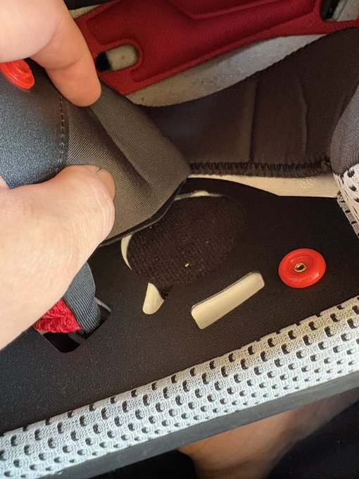 オニール、良いぞ、スピーカーホールついてるョ 