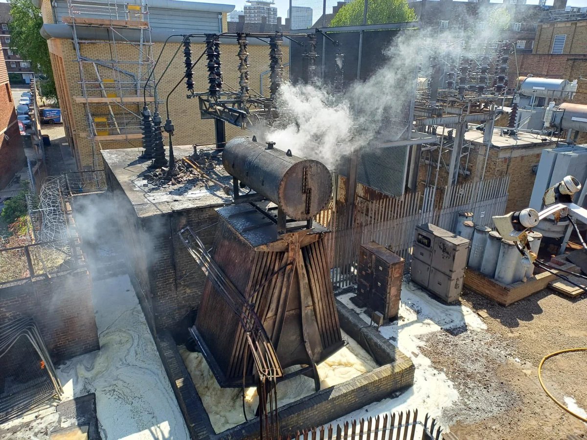 NicholasLe81575's tweet image. Another s/stn fire in London UKPN this time but another vintage transformer no major outage this time londonnewsonline.co.uk/wp-content/upl… @KathrynPorter26